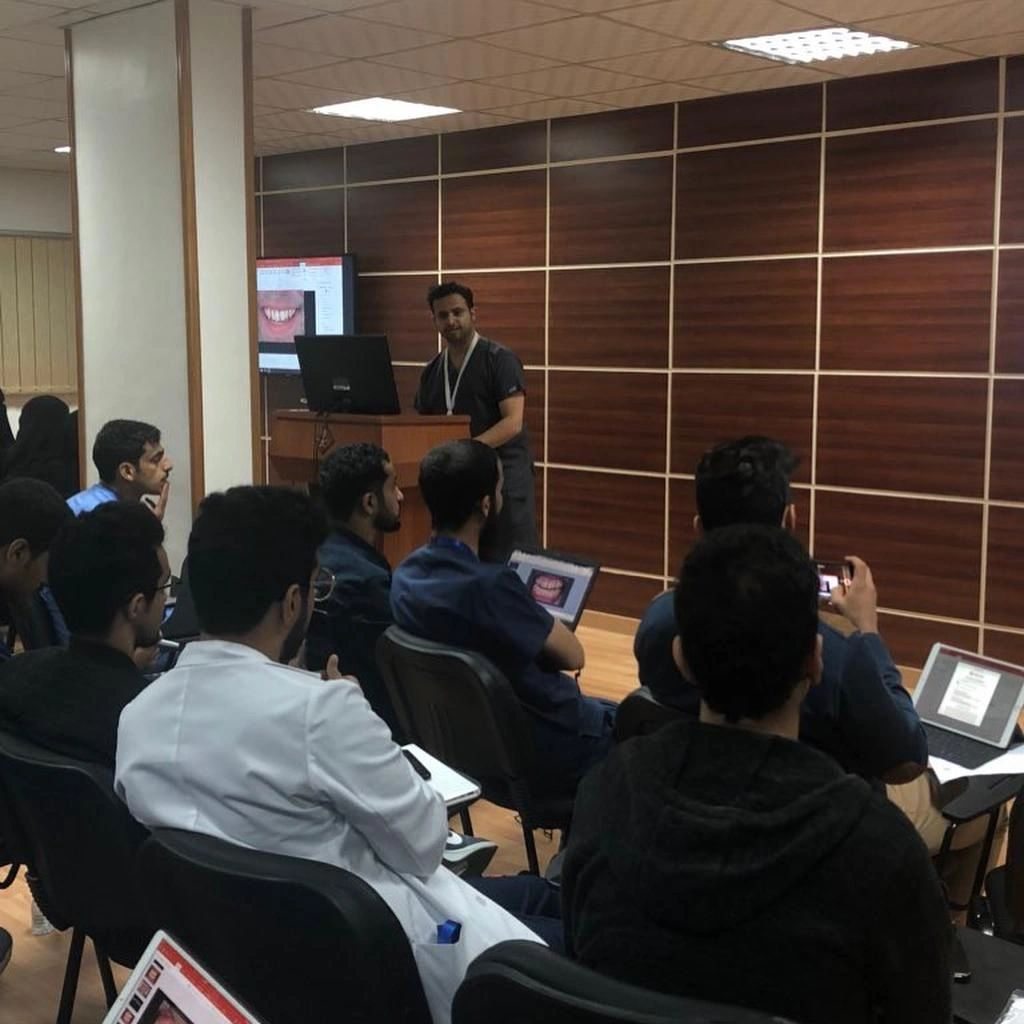 دورة عدسات السيراميك التجميلية