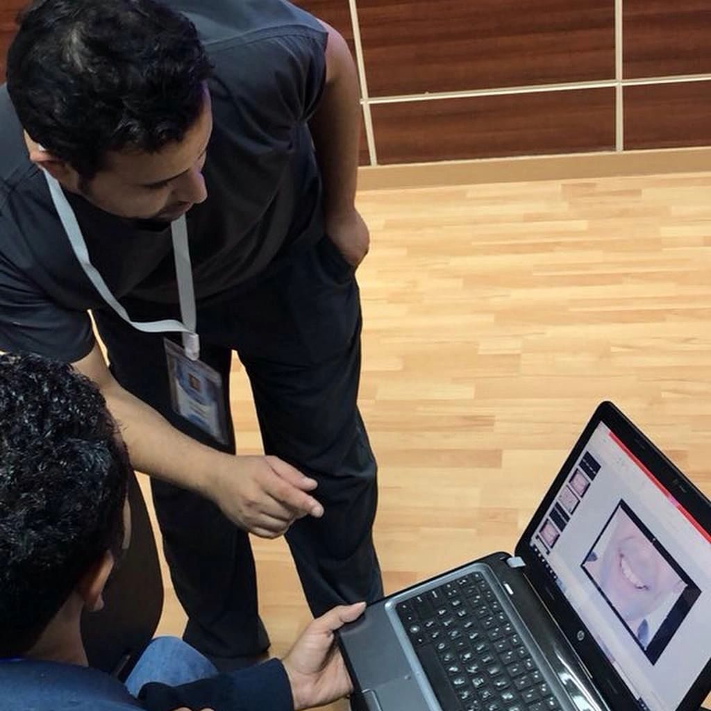 دورة عدسات السيراميك التجميلية