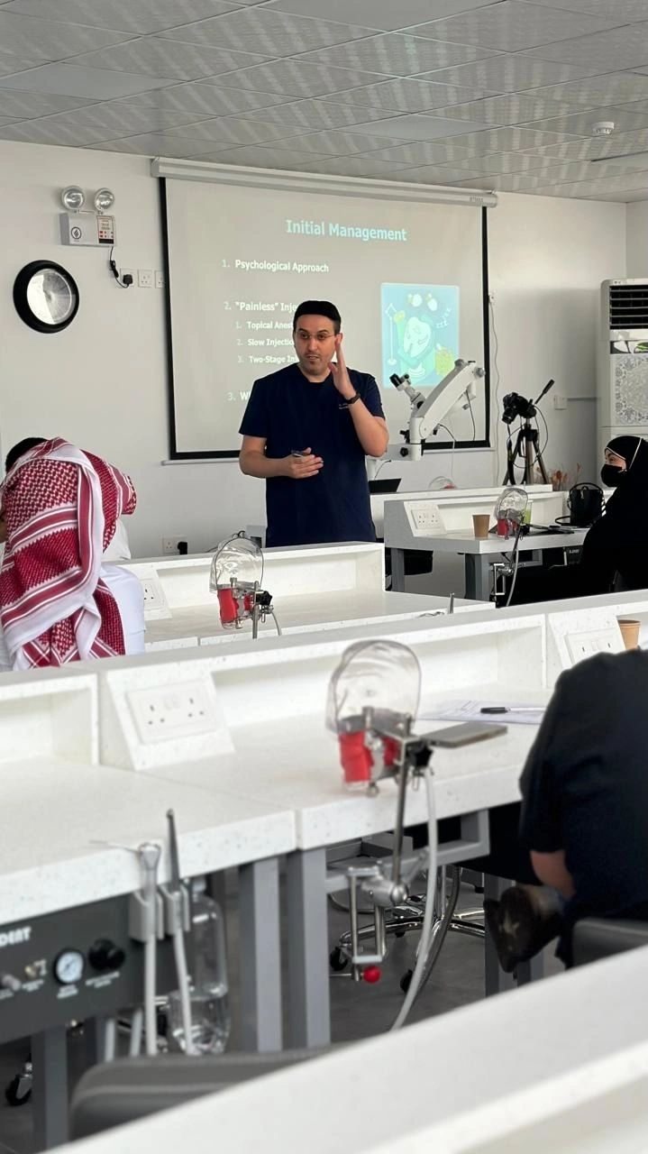 دورة التعامل مع طوارئ علاج وجذور وأعصاب الأسنان قدمها سعادة البروفيسور عبدالعزيز أبو ملحة