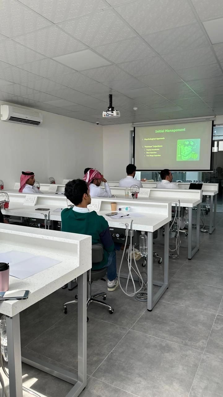 دورة التعامل مع طوارئ علاج وجذور وأعصاب الأسنان قدمها سعادة البروفيسور عبدالعزيز أبو ملحة