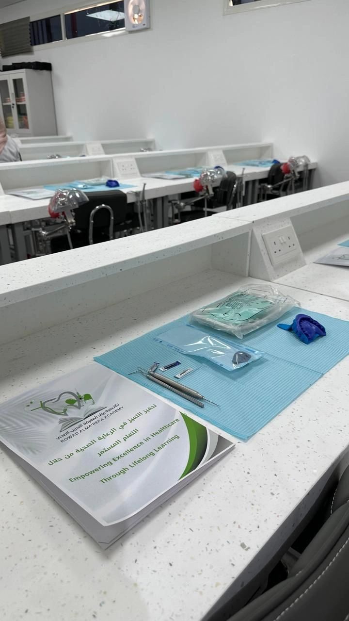دورة العدسات الخزفية لتجميل الأسنان قدمها الإستشاري الدكتور محمد زربه