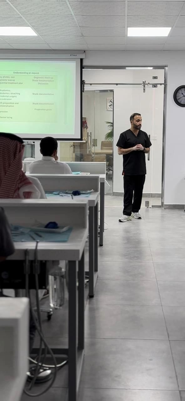 دورة العدسات الخزفية لتجميل الأسنان قدمها الإستشاري الدكتور محمد زربه