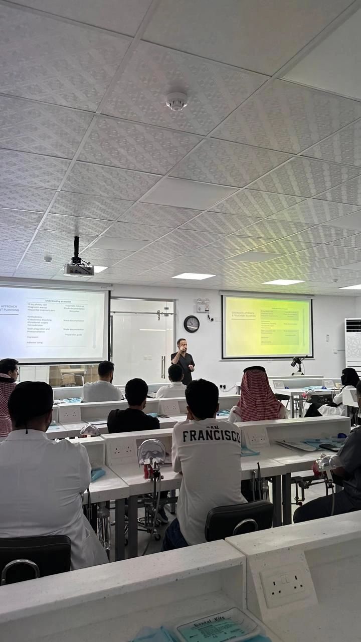 دورة العدسات الخزفية لتجميل الأسنان قدمها الإستشاري الدكتور محمد زربه