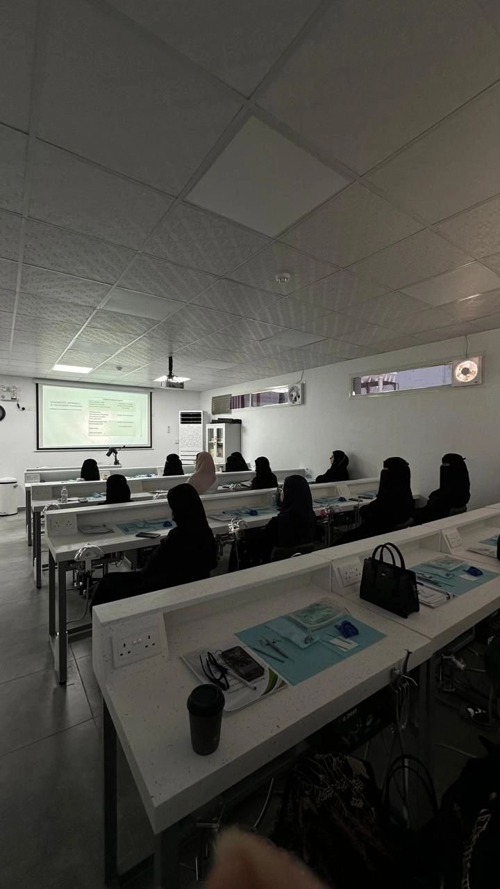 دورة العدسات الخزفية لتجميل الأسنان قدمها الإستشاري الدكتور محمد زربه