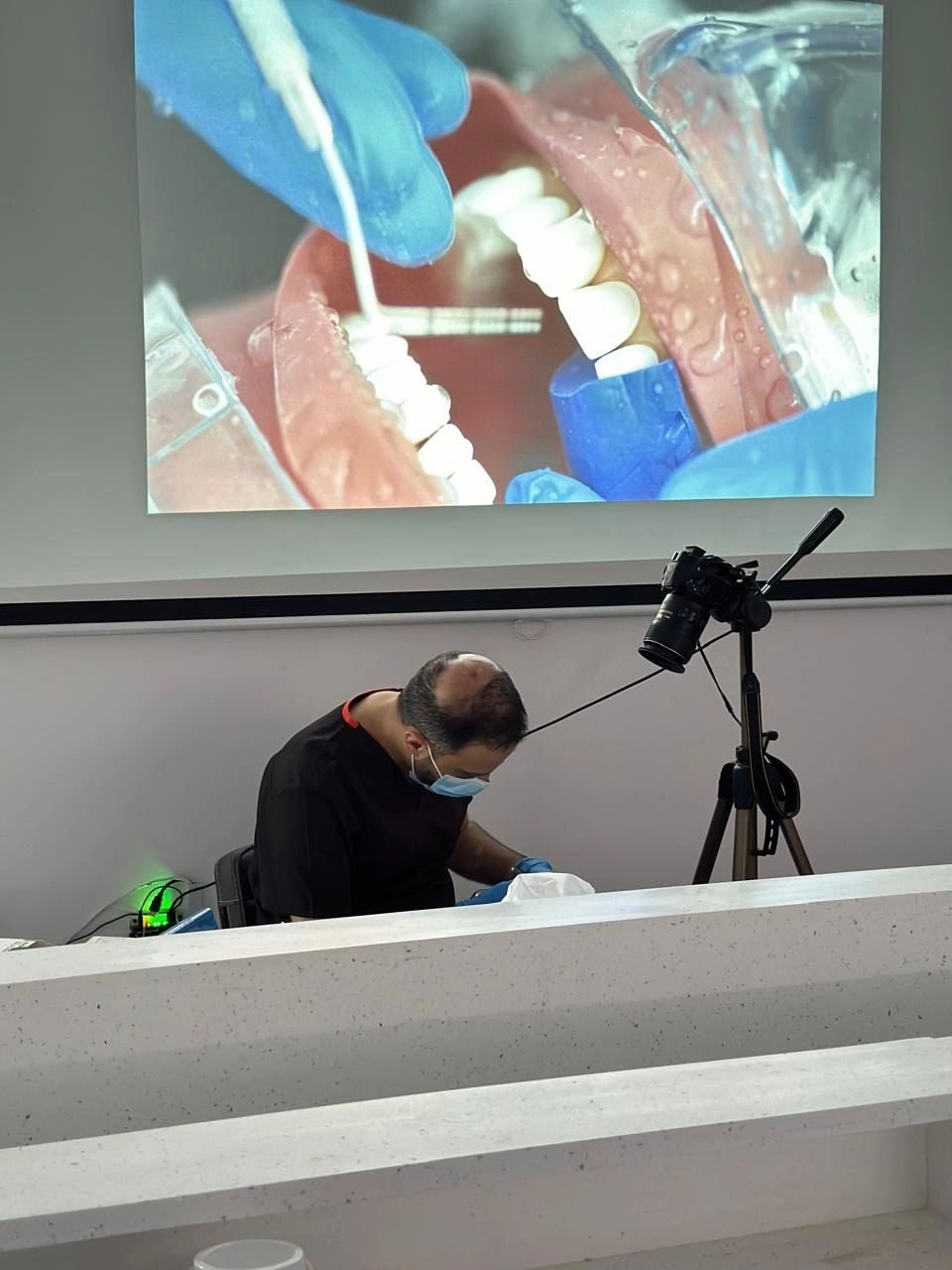 دورة العدسات الخزفية لتجميل الأسنان قدمها الإستشاري الدكتور محمد زربه