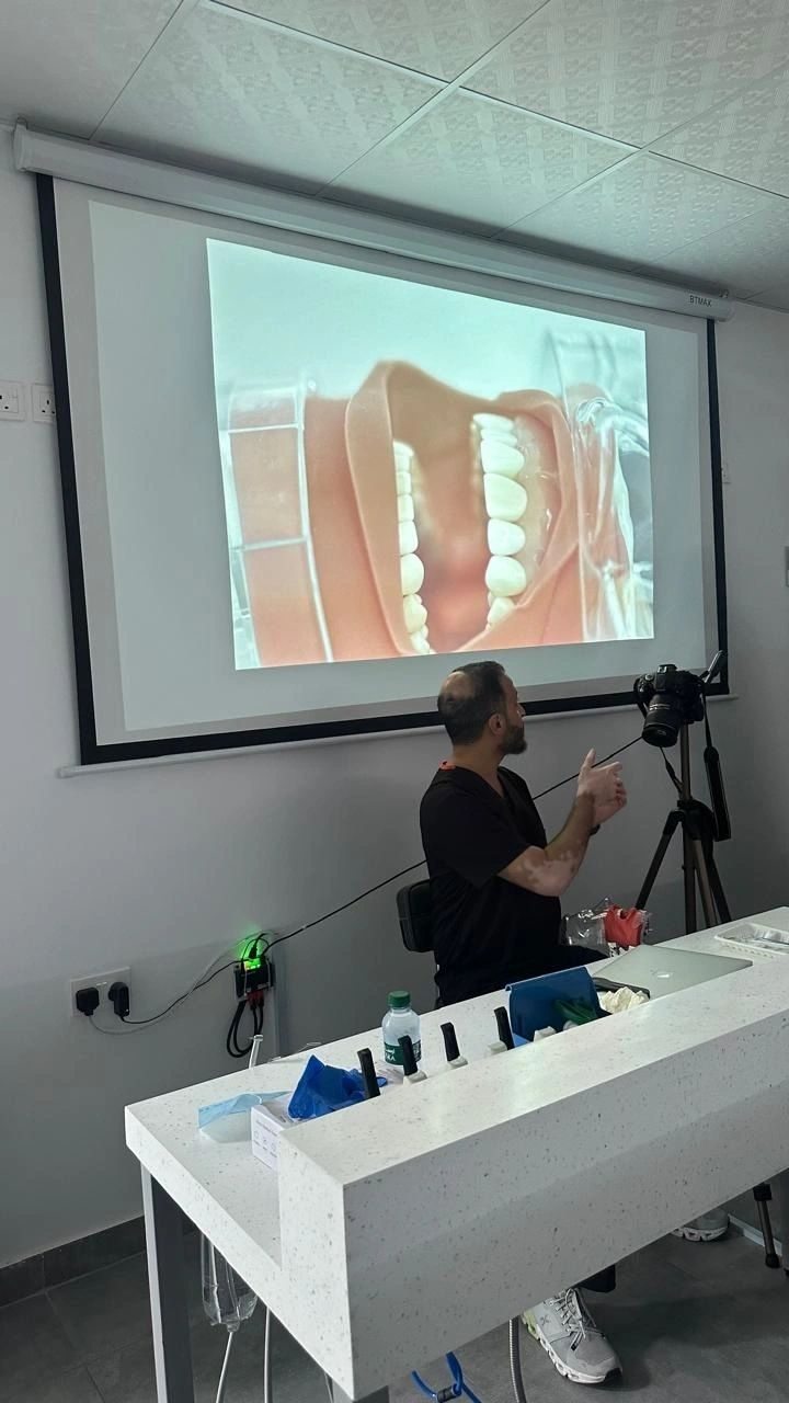دورة العدسات الخزفية لتجميل الأسنان قدمها الإستشاري الدكتور محمد زربه