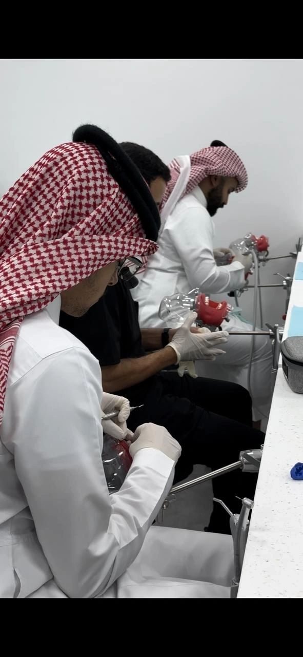 دورة العدسات الخزفية لتجميل الأسنان قدمها الإستشاري الدكتور محمد زربه
