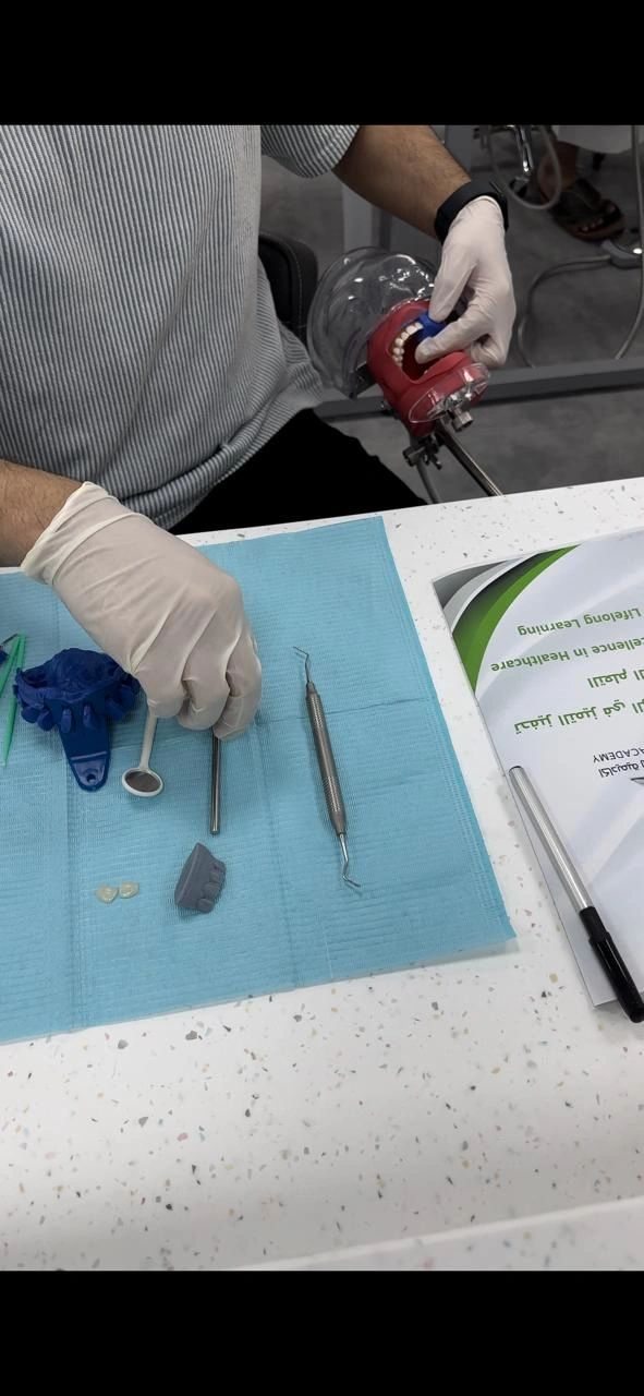 دورة العدسات الخزفية لتجميل الأسنان قدمها الإستشاري الدكتور محمد زربه