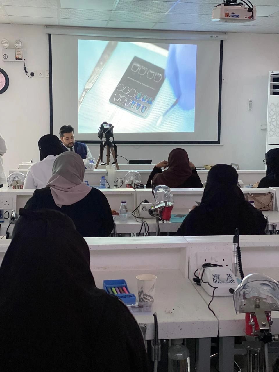 دورة فن وعلم تحليل الإبتسامة وحشوات الأسنان التجميلية قدمها الإستشاري الدكتورنايف أبو غزالة