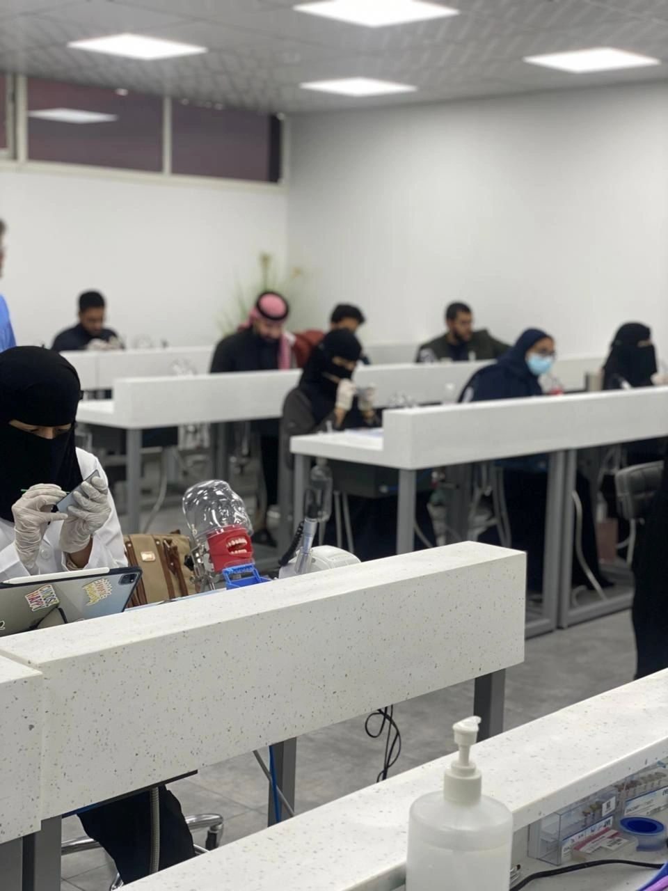 دورة فن وعلم تحليل الإبتسامة وحشوات الأسنان التجميلية قدمها الإستشاري الدكتورنايف أبو غزالة