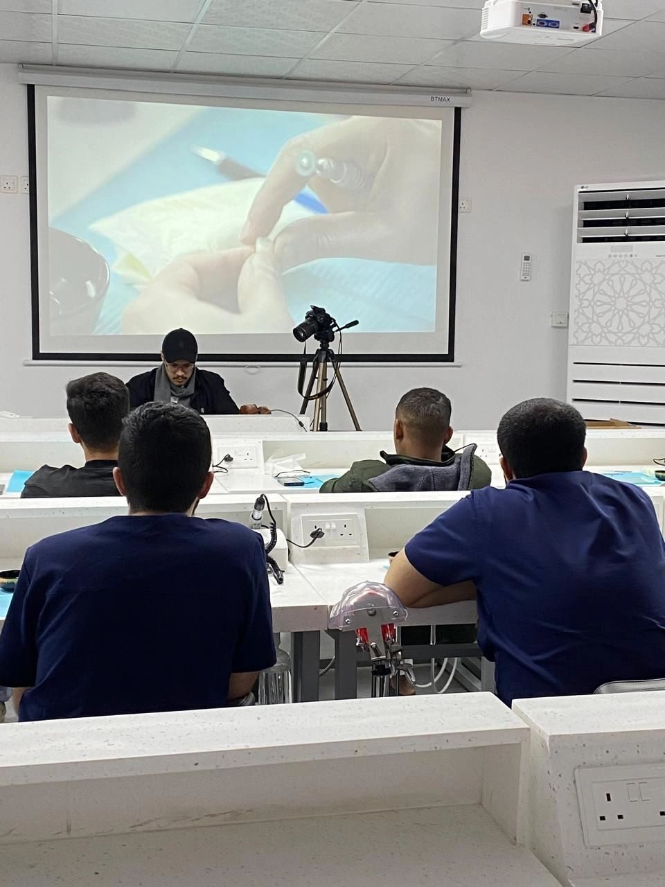 دورة طريقة تصنيع تيجان ثاني سيليكات الليثيوم قدمها أخصائي فني الأسنان عبدالرحمن الشهري